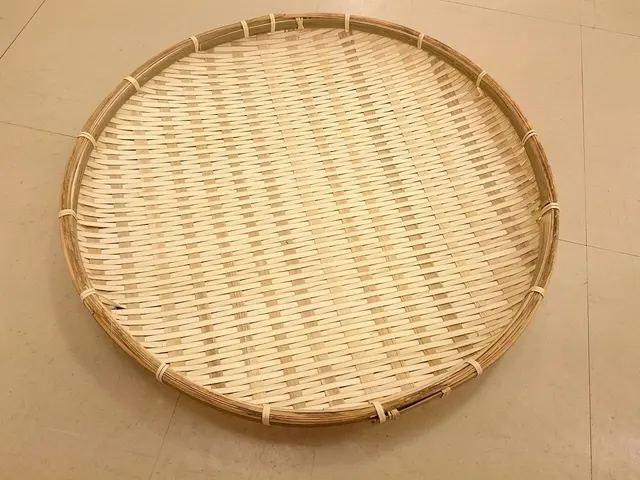 Un cestello zaru rotondo intrecciato in bambù