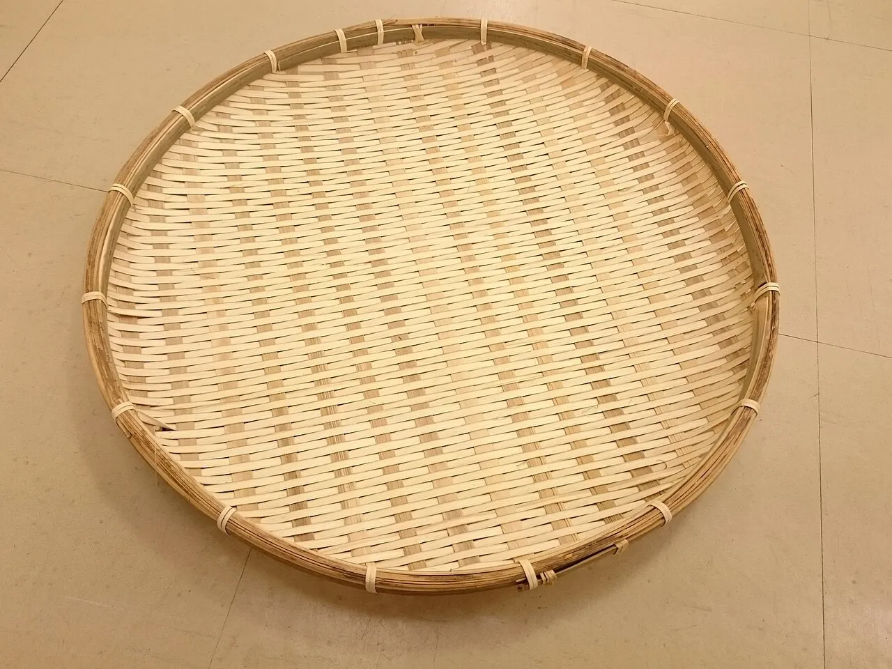 Un cestello zaru rotondo intrecciato in bambù