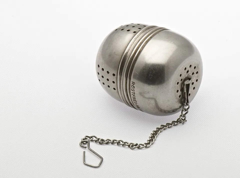 Infusore metallico sferico con piccoli fori e catenella