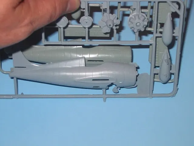 Parti di un aeromodello in plastica ancora unite allo sprue