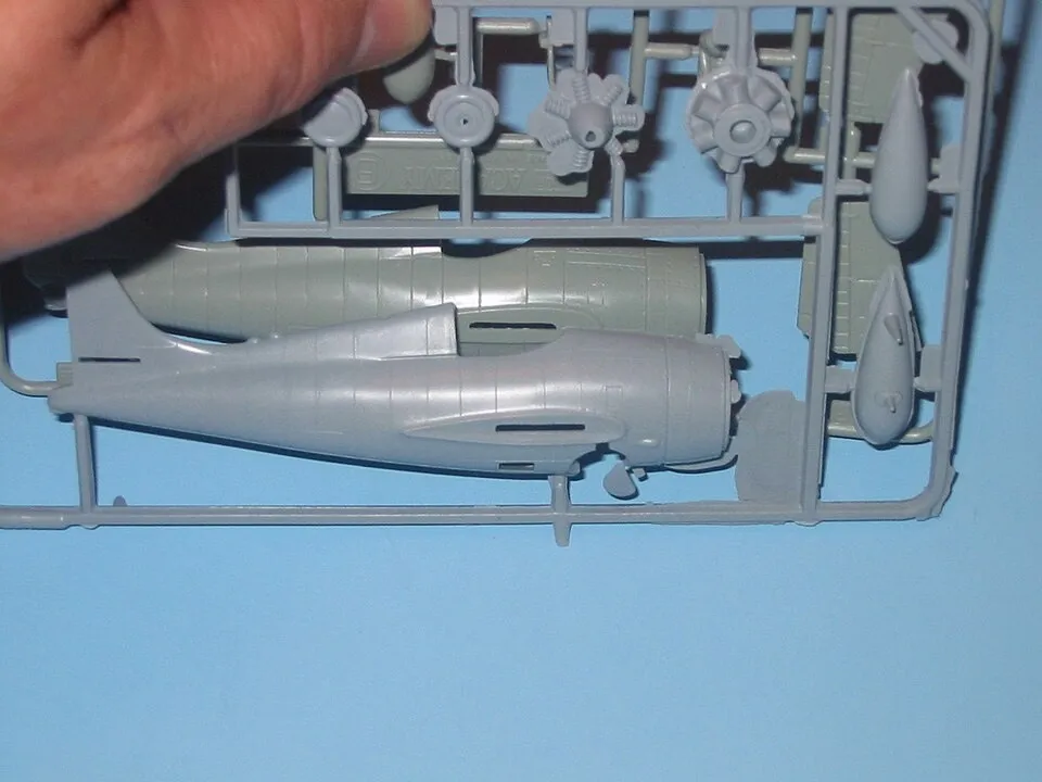 Parti di un aeromodello in plastica ancora unite allo sprue