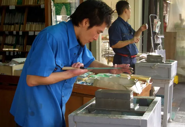 Affilatore di coltelli al mercato di Tsukiji a Tokyo