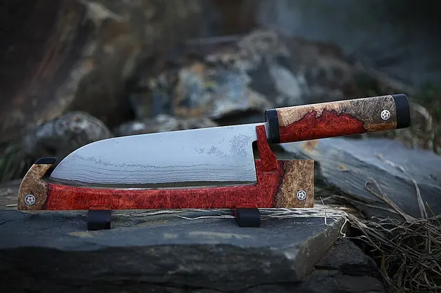 Coltello in forma santoku con finitura della lama decorata