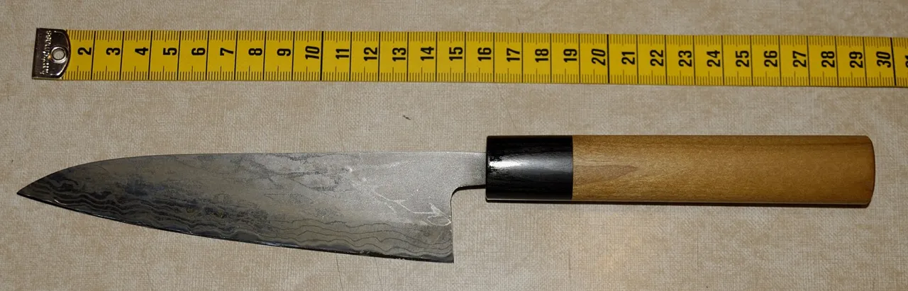 Coltello giapponese accanto a un metro