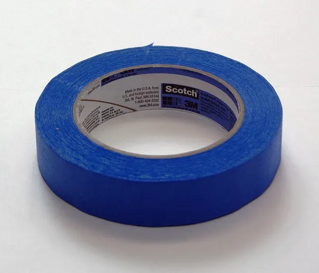 Rotolo di nastro blu per mascheratura