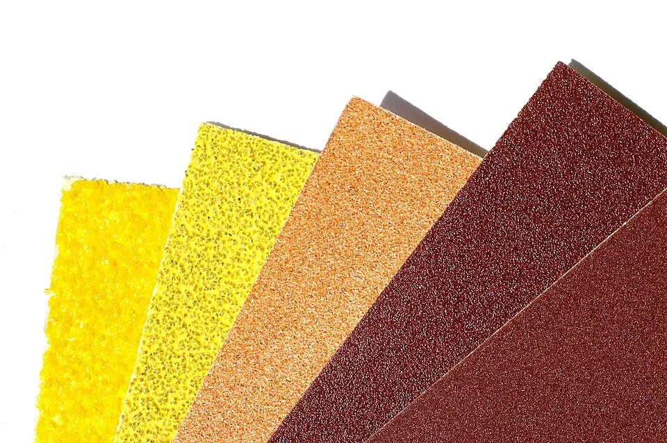 Carte abrasive di grane differenti disposte a ventaglio