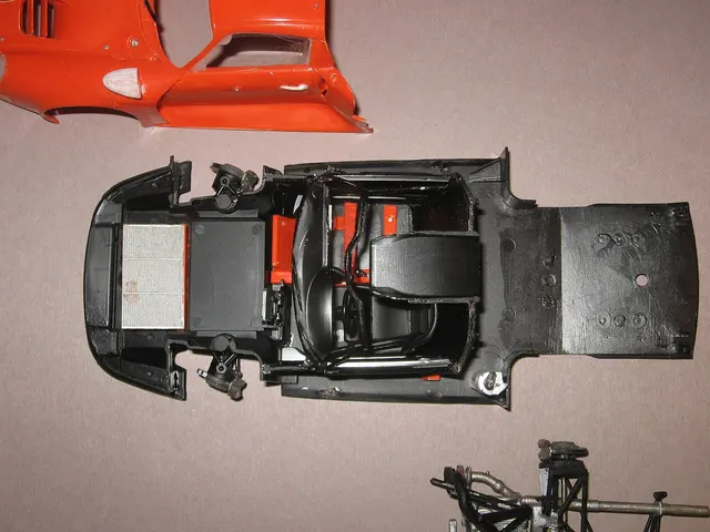 Telaio di un modello Tamiya Porsche 911 GT1 in lavorazione