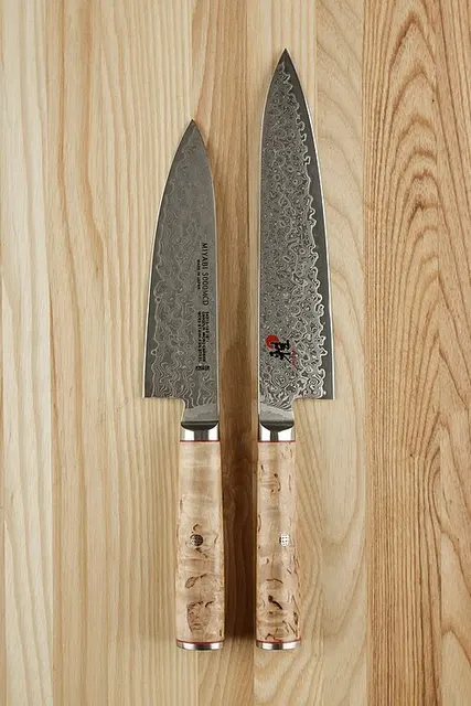 Due coltelli Miyabi Birchwood con profili diversi