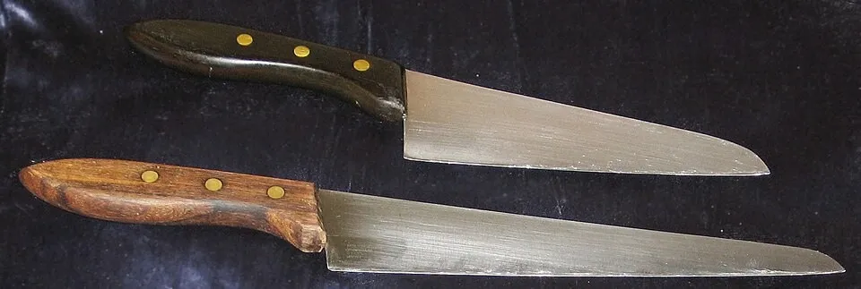 Due santoku usati con segni sulla lama