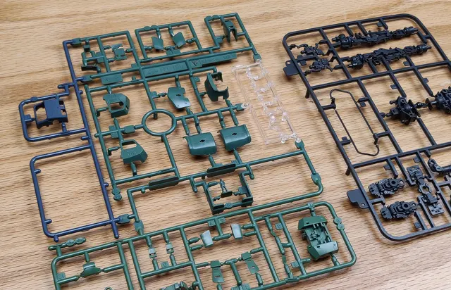 Stampate in plastica di un modello Gunpla prima del montaggio