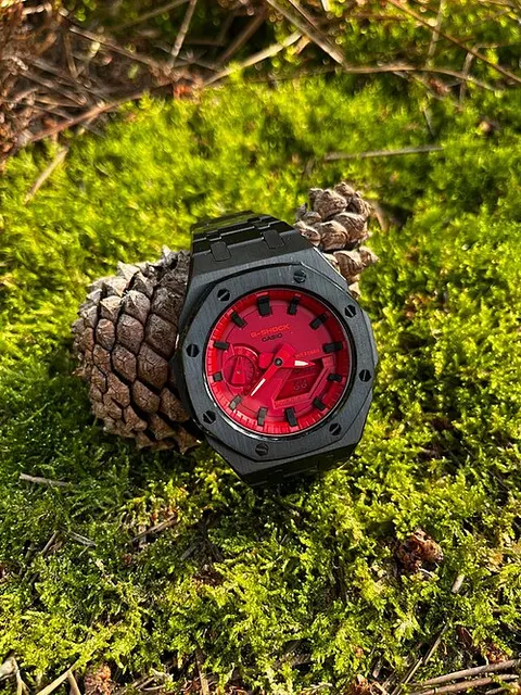 Casio GA-2100 personalizzato con quadrante rosso, appoggiato sul muschio