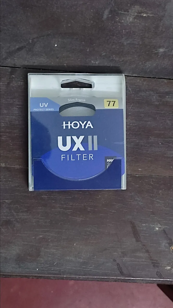 Confezione di un filtro Hoya UV con diametro 77 millimetri