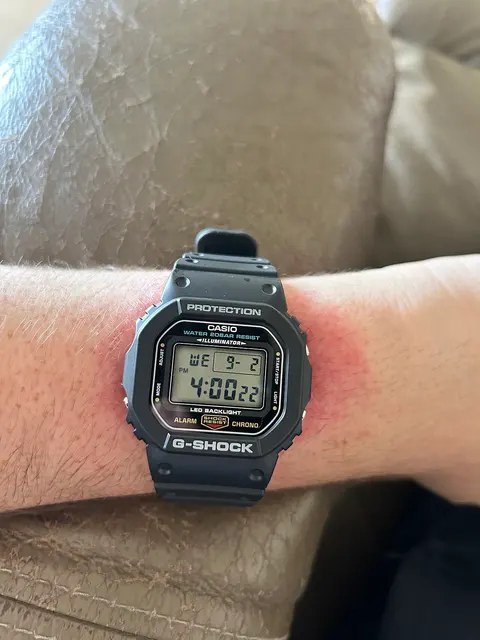 Casio G-SHOCK DW-5600UE digitale indossato al polso