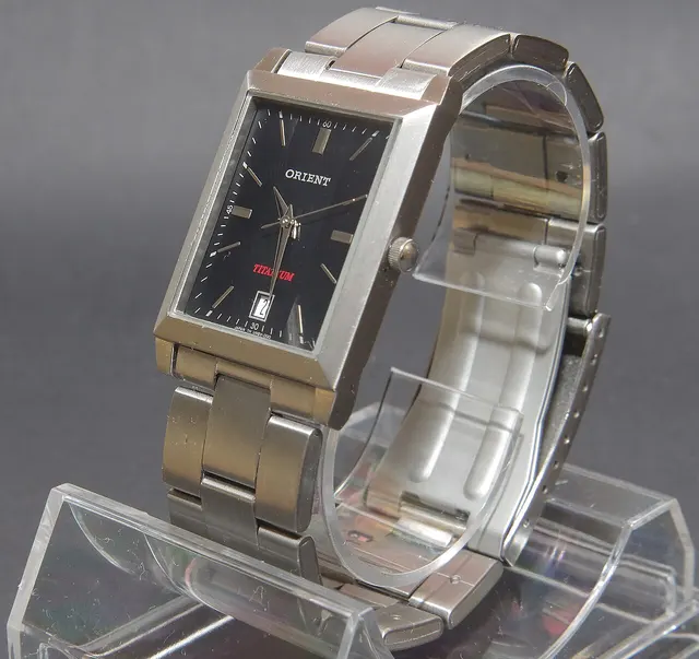 Orient rettangolare con cassa e bracciale metallici