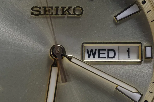 Dettaglio del quadrante di un Seiko SUR450P1 con lancette e giorno della settimana