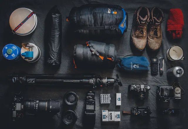 Attrezzatura per escursione e fotografia disposta prima della partenza