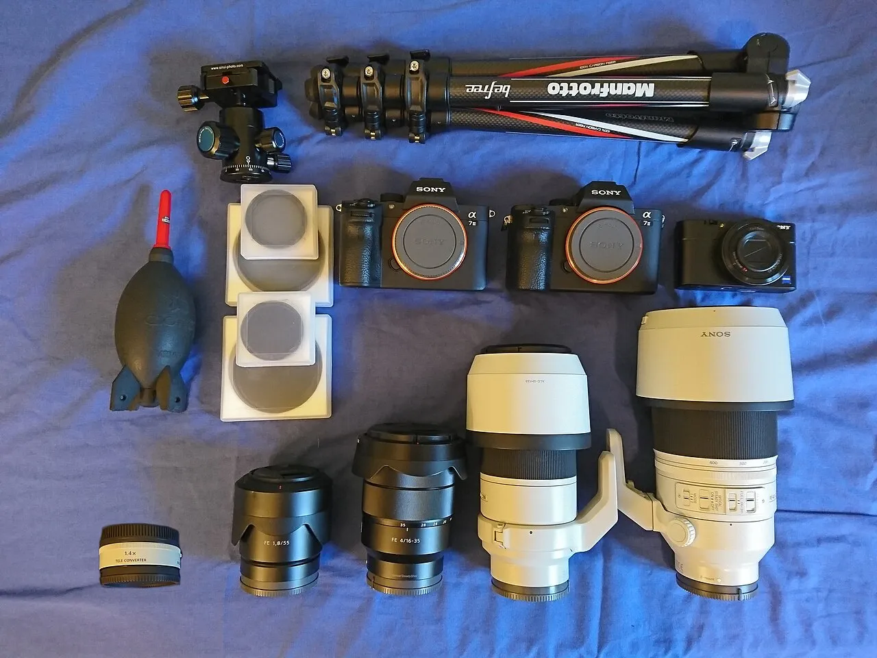Corredo fotografico con fotocamere, obiettivi, filtri e treppiede