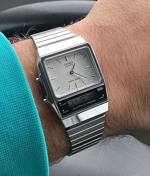 Casio AQ-800E con quadrante analogico e display digitale al polso