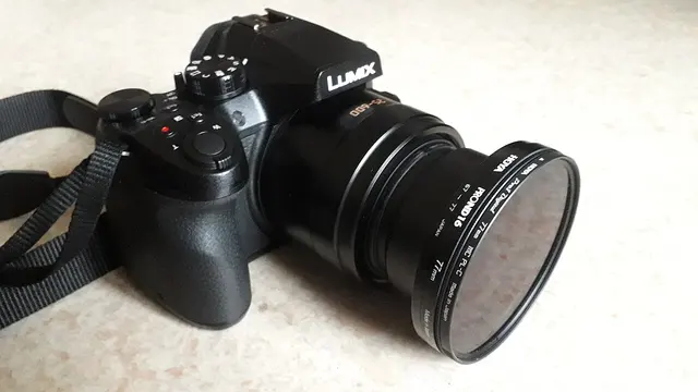 Fotocamera Panasonic Lumix FZ330 con due filtri Hoya montati
