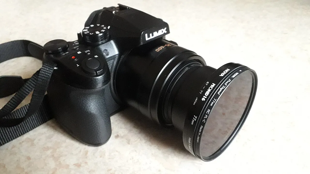 Fotocamera Panasonic Lumix FZ330 con due filtri Hoya montati