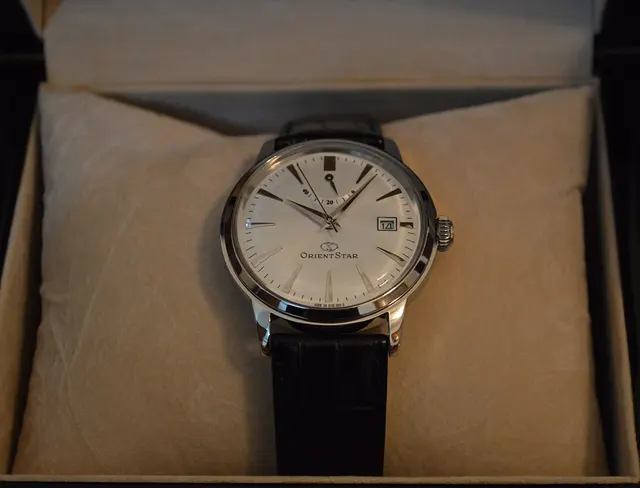 Orient Star Classic con quadrante chiaro e cinturino in pelle