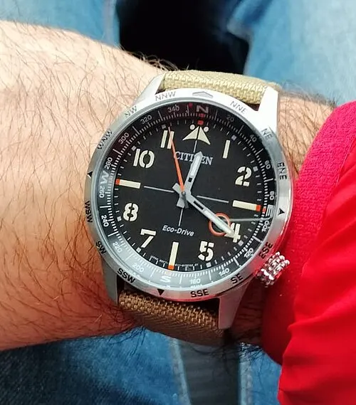 Citizen Eco-Drive con quadrante nero al polso