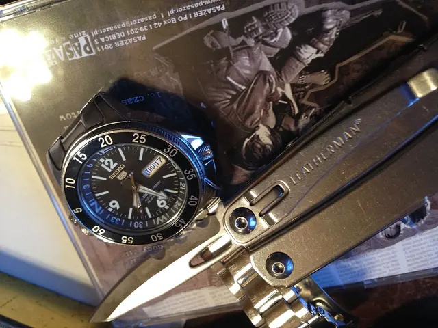 Seiko 5 Atlas con quadrante scuro e un utensile multiuso