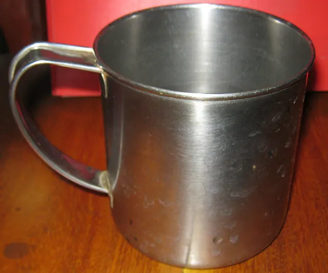 Tazza in acciaio con manico metallico