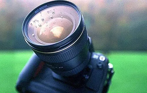 Obiettivo con filtro di protezione montato sulla parte frontale