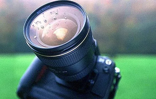Obiettivo con filtro di protezione montato sulla parte frontale