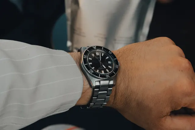 Seiko Prospex SPB143J1 con lunetta da immersione indossato al polso
