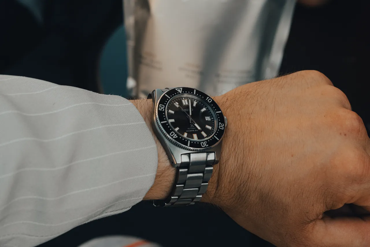 Seiko Prospex SPB143J1 con lunetta da immersione indossato al polso