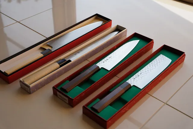 Von links: Gyuto, Yanagiba, Santoku und Nakiri.