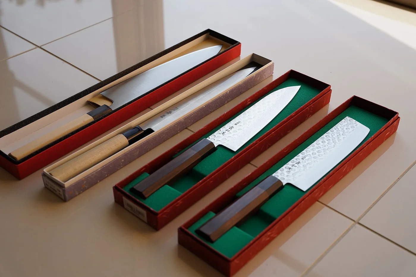 Von links: Gyuto, Yanagiba, Santoku und Nakiri.