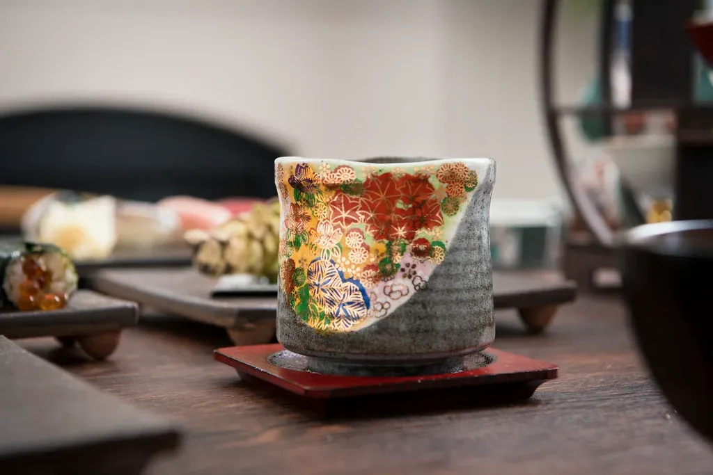 Hanazume-Teebecher von Musubi Kiln; das Originalfoto ist vom Anbieter unter CC BY-SA 2.0 veröffentlicht.