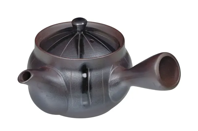 Dunkle Kyūsu mit Seitengriff, Deckel und kurzer Tülle.