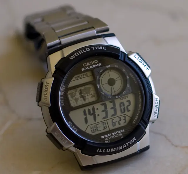 Casio AE-1000W mit mehreren Digitalanzeigen.