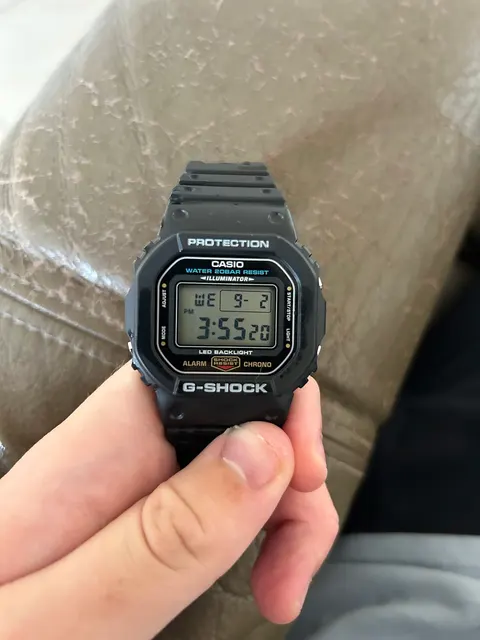 Casio G-Shock DW-5600UE-1 mit rechteckiger Digitalanzeige.