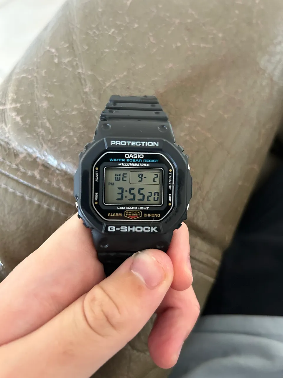 Casio G-Shock DW-5600UE-1 mit rechteckiger Digitalanzeige.