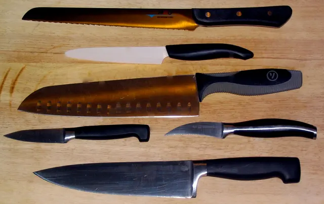 Küchenmesser verschiedener Hersteller nebeneinander.