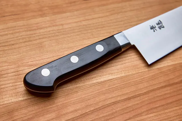 Detail eines westlich geformten Griffs an einem japanischen Küchenmesser.