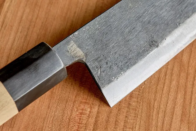 Nahaufnahme der dunklen Kurouchi-Oberfläche eines Moritaka-Gyuto.