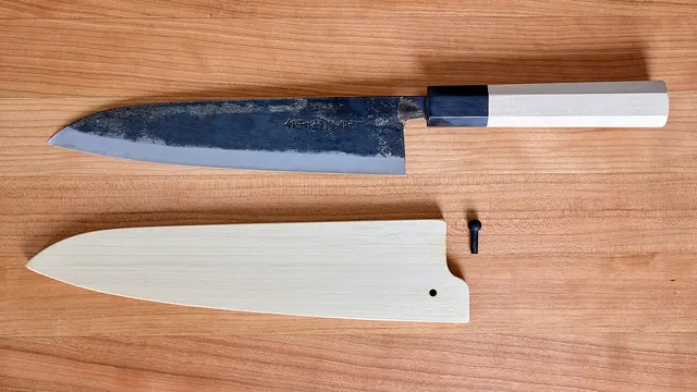 Moritaka-Gyuto neben seiner hölzernen Saya-Scheide.
