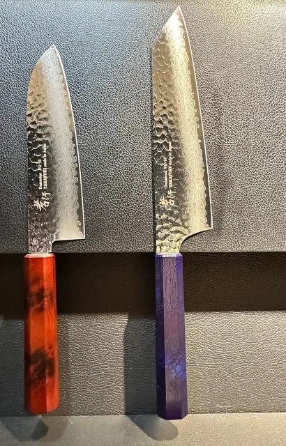 Japanische Küchenmesser von Sakai Takayuki in einer Auswahl verschiedener Formen.