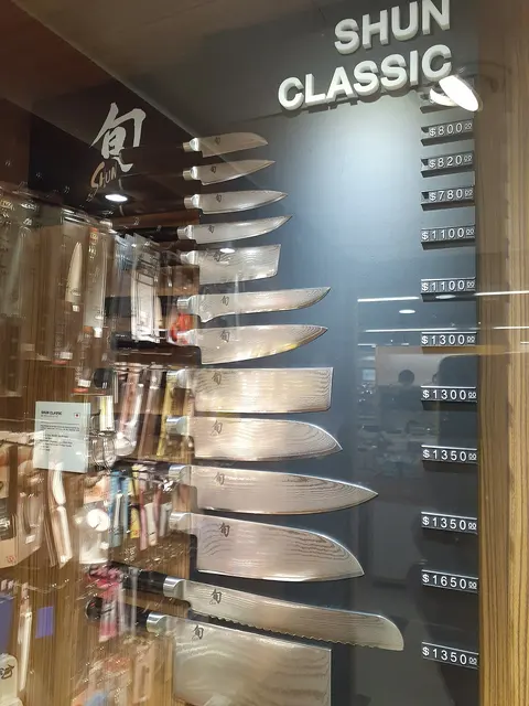 Ausgestellte Küchenmesser der KAI-Shun-Classic-Serie.
