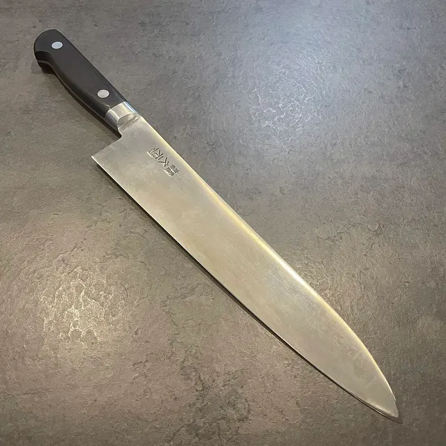 Morihei-Hisamoto-Gyuto mit westlichem Griff.