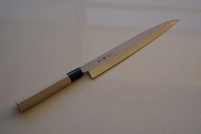Yanagiba mit langer schmaler Klinge und Holzgriff.