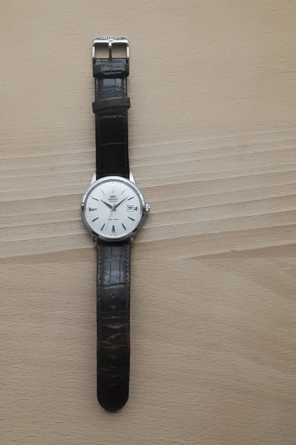 Orient Bambino ER24005W: Beispiel einer klassischen Dresswatch.