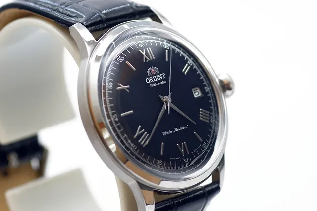 Orient Classic AC0000AB in schräger Ansicht.