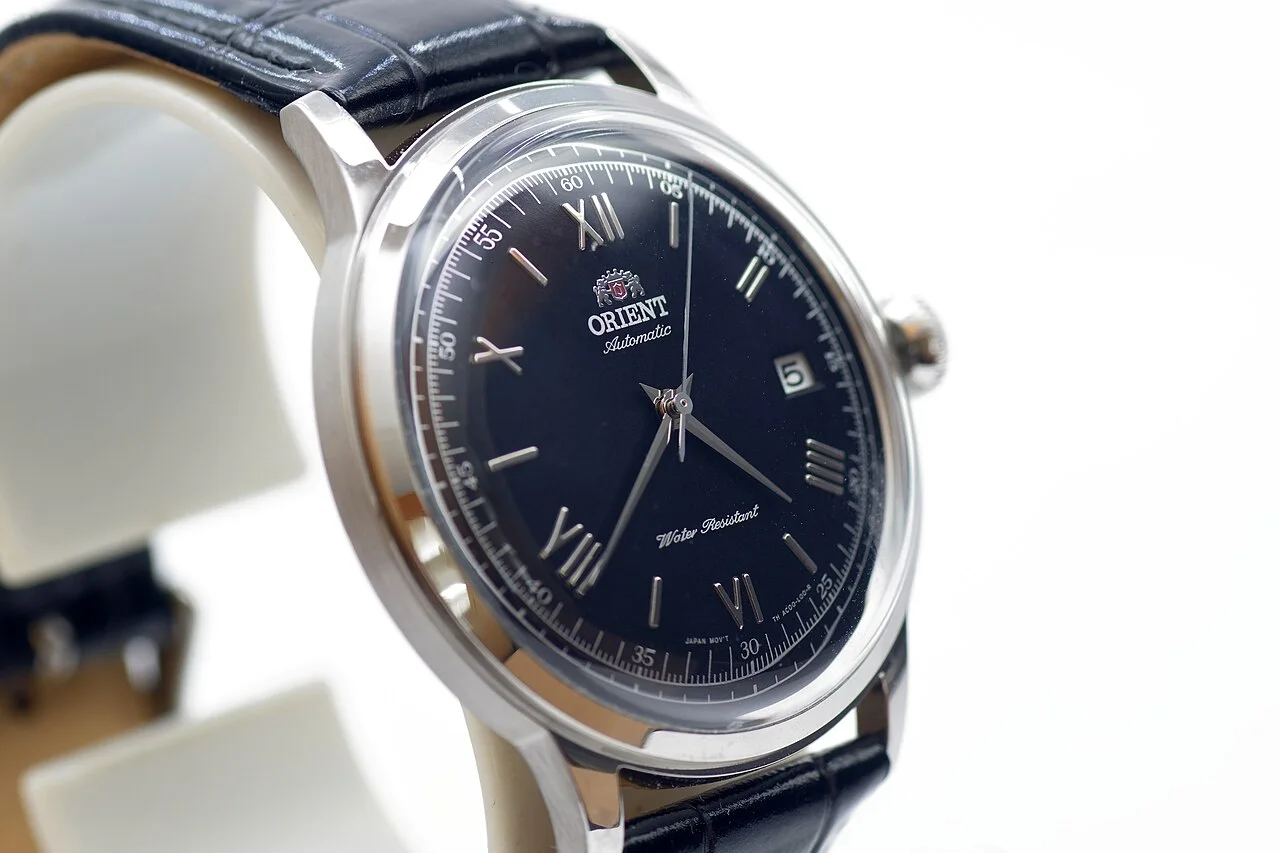 Orient Classic AC0000AB in schräger Ansicht.